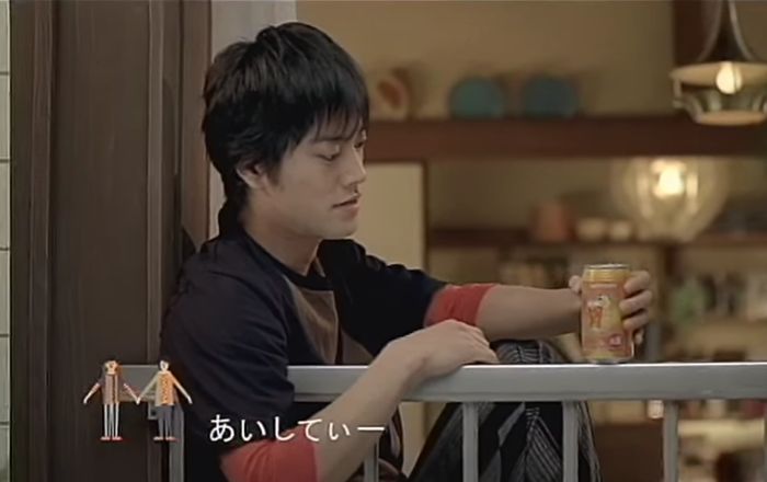 「サントリーチューハイほろよい」のCMに出演する桐谷健太