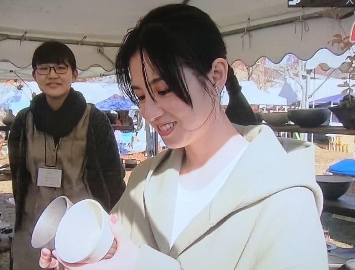 陶器に恋するしがらき焼き物紀行に出演する桜庭ななみ