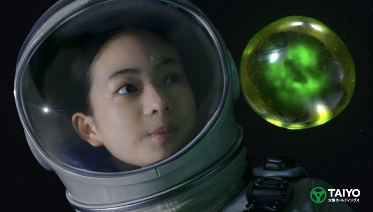 太陽ホールディングス「宇宙少女 楽しんだもんがち」篇に出演する白鳥玉季